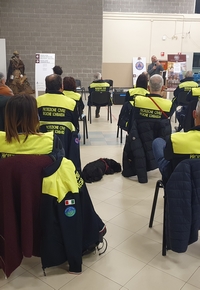 Immagine con volontari durante un corso in aula