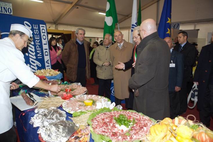 216 Edizione - Anno 2006 - Il sindaco presso uno stand al coperto